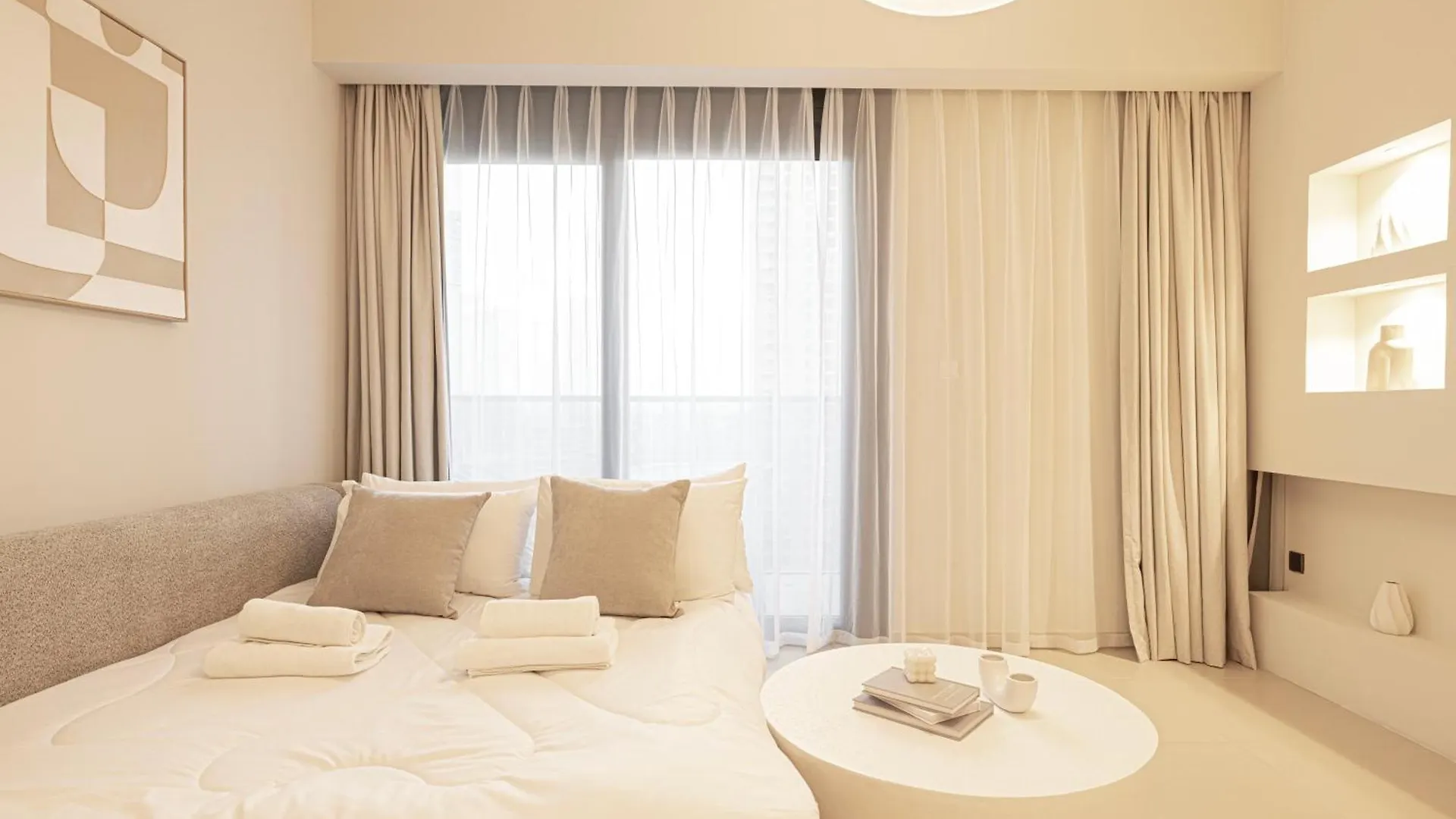 Iconic Two-Bedroom Apartment With Full Burj Khalifa & Fountain View By Prestige Nest Dubaj