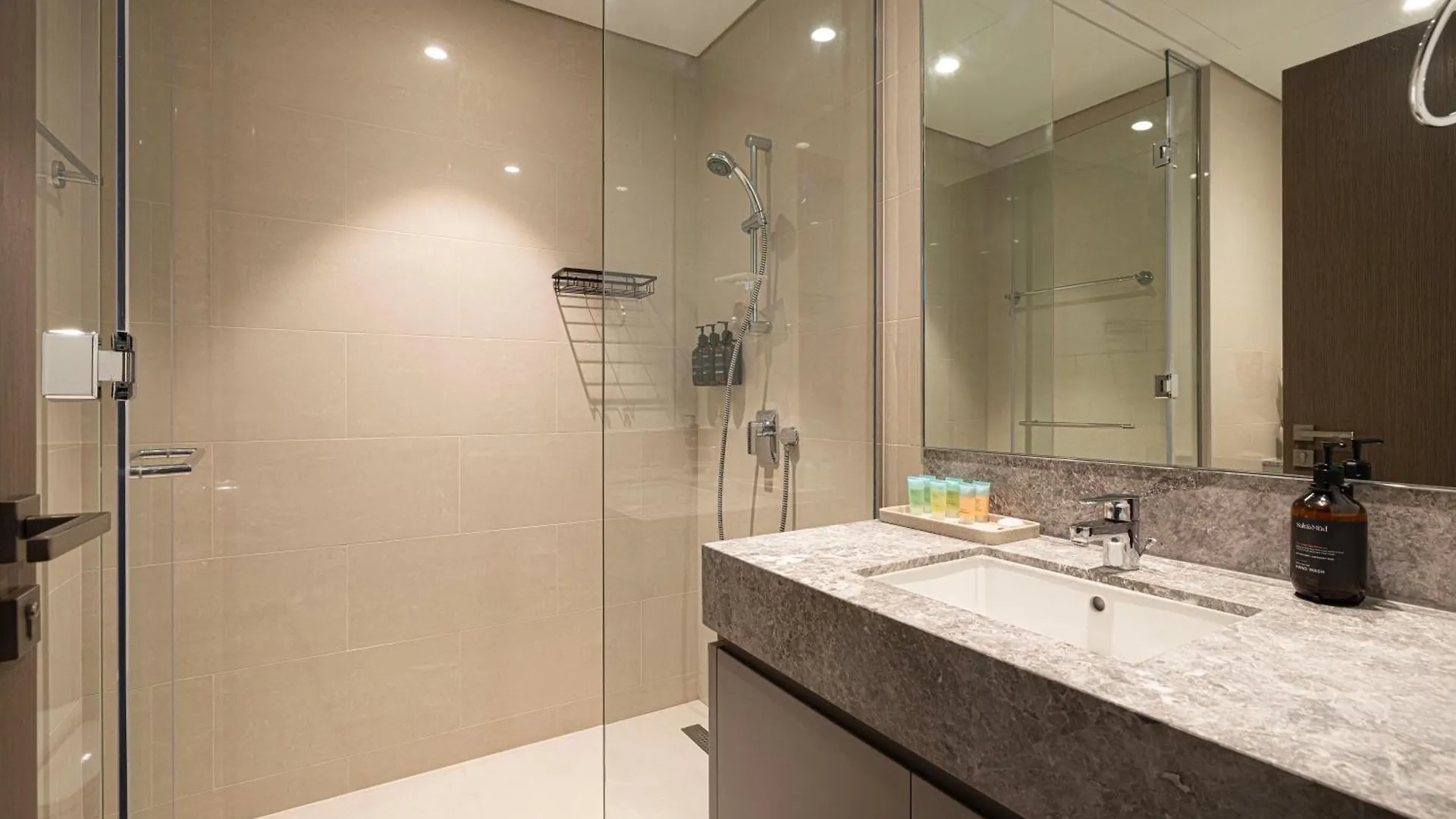 Iconic Two-Bedroom Apartment With Full Burj Khalifa & Fountain View By Prestige Nest Dubaj