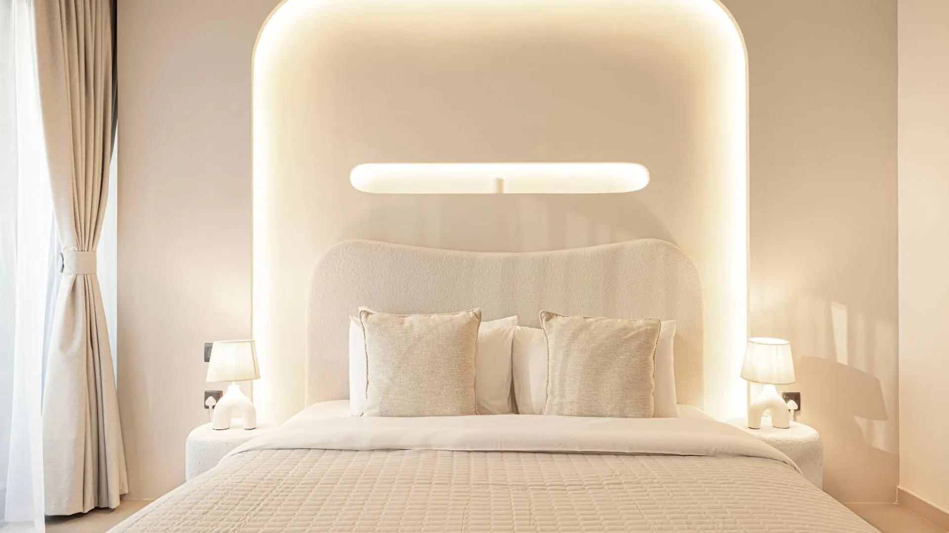 Iconic Two-Bedroom Apartment With Full Burj Khalifa & Fountain View By Prestige Nest Dubaj