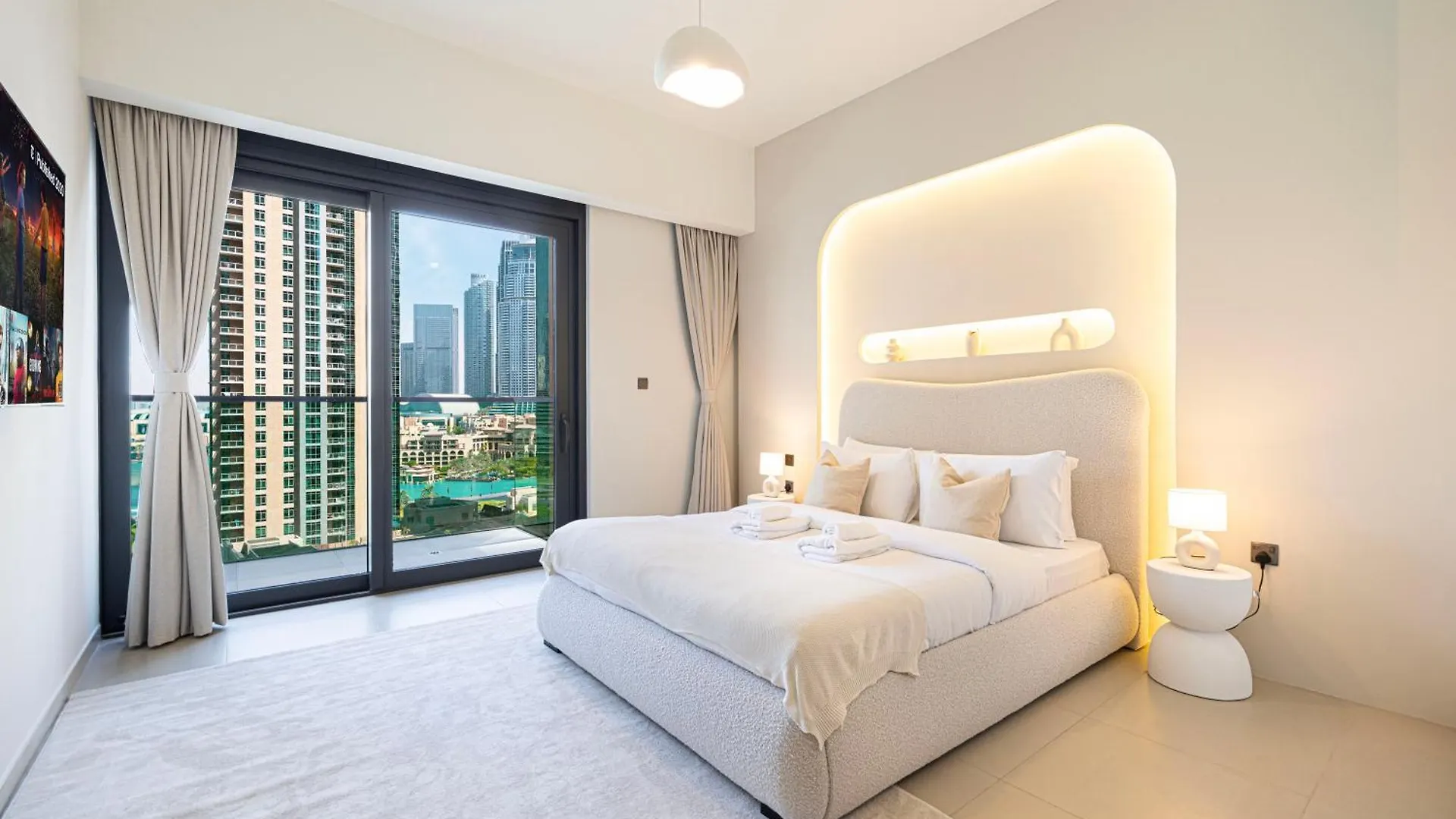 Iconic Two-Bedroom Apartment With Full Burj Khalifa & Fountain View By Prestige Nest Dubaj