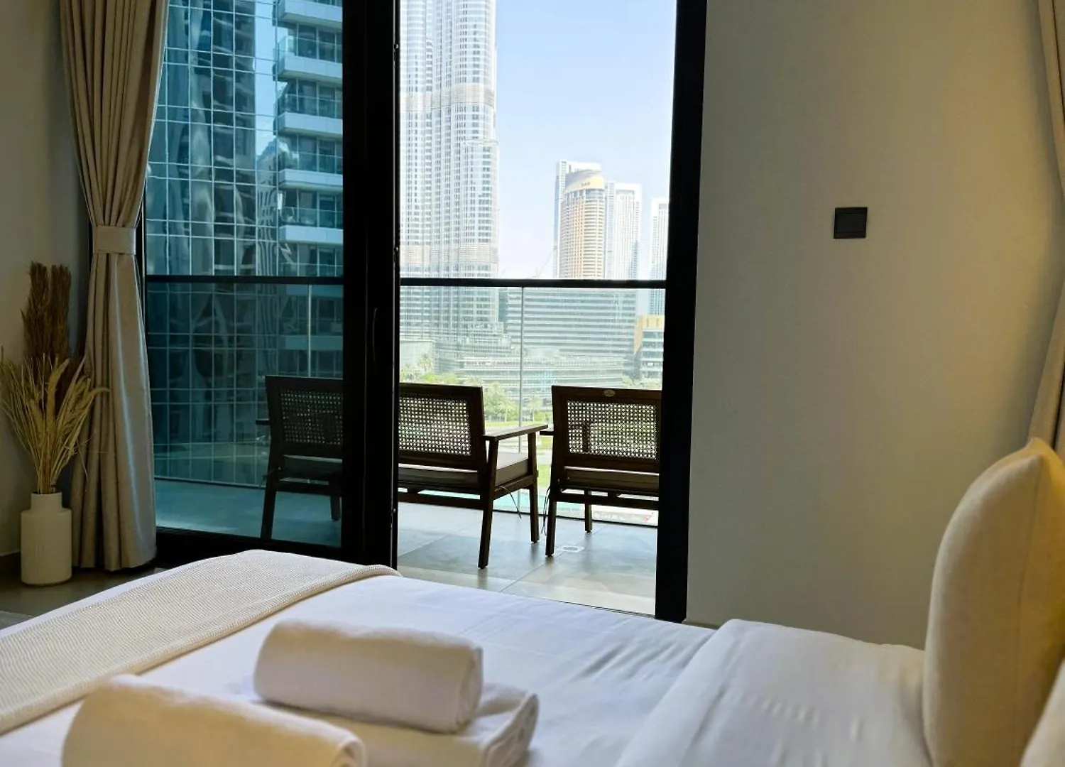 Iconic Two-Bedroom Apartment With Full Burj Khalifa & Fountain View By Prestige Nest Dubaj